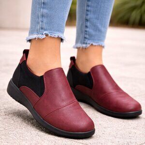 Clarks Burgundy Leather Slip-On Casual Comfort Shoes Size 6.5